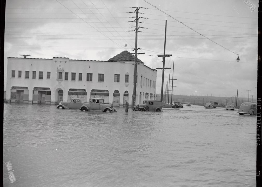 1941: Unnamed hurricane breaches Texas seawall